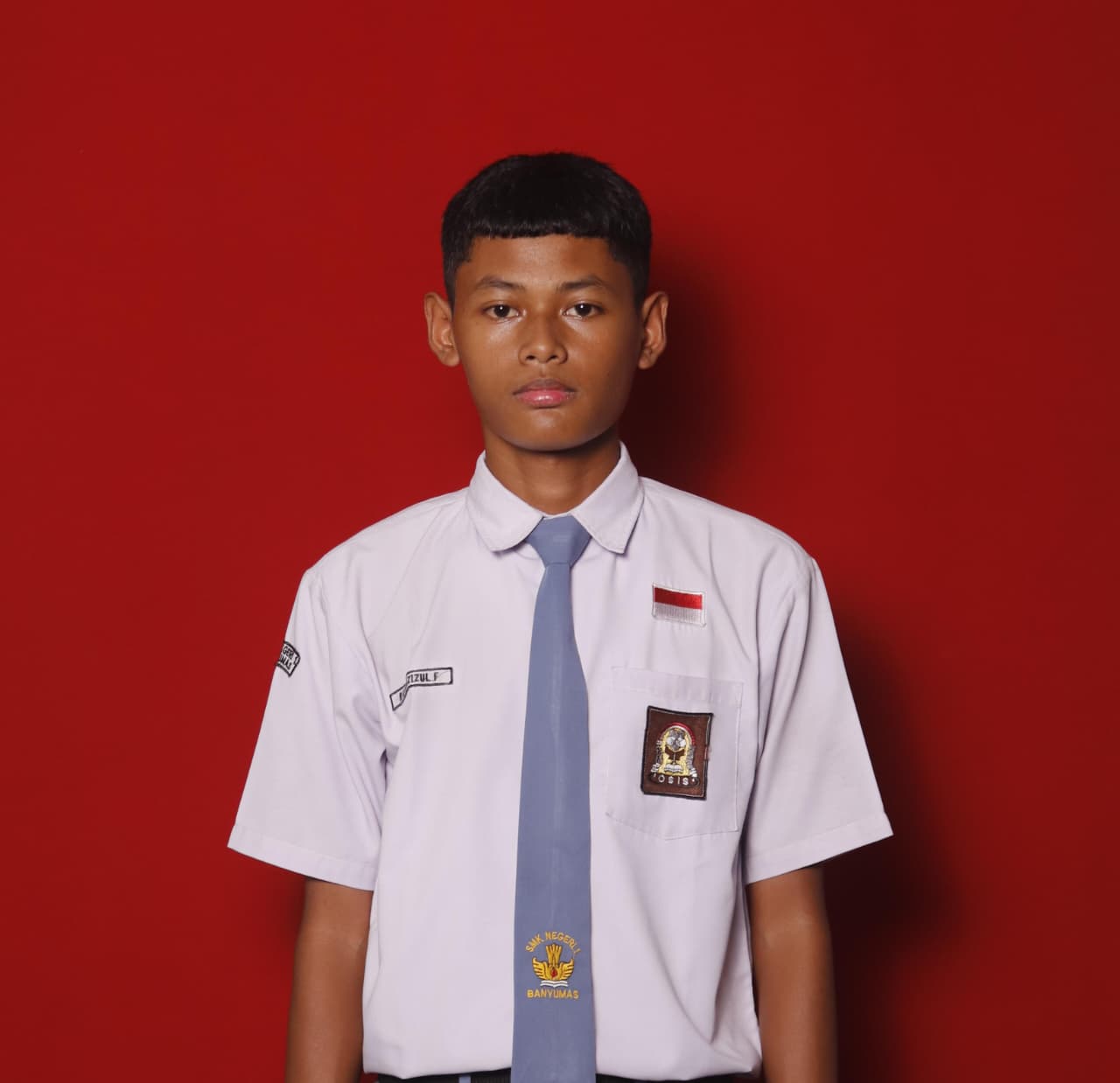 Foto Raffi Azizul Firdaus — seragam putih background merah
